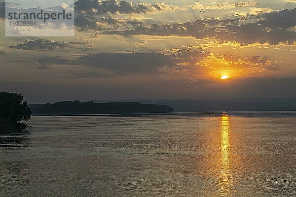 Sonnenaufgang auf der Donau  Rumänien  Europa