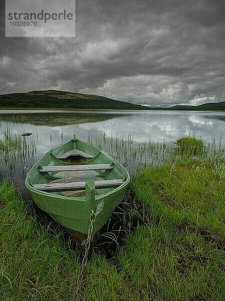 Ruderboot  Holzboot  See  Haustsjøen  Alvdal  Innlandet  Norwegen  Europa