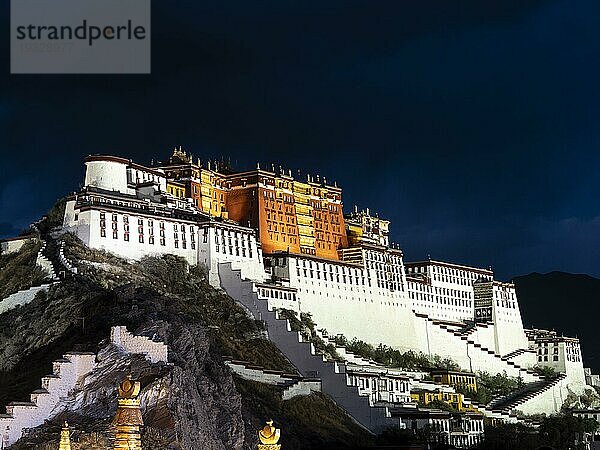 Potala Palast bei Nacht beleuchtet  ehemaliger Palast des Dalai Lama  Lhasa  Tibet  China  Asien
