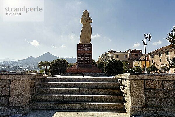 Ehrenmal  Monument für die Toten der Weltkriege  Statue einer Frau mit Kind  Gegenlicht  L'Île-Rousse  Ile Rousse  Korsika  Frankreich  Europa