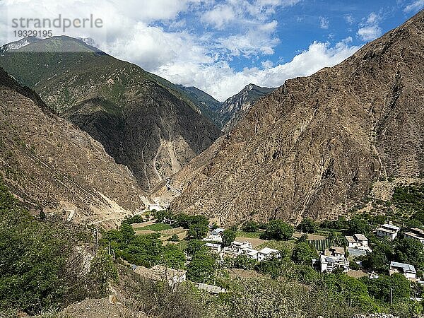 Tibetisches Dorf zwischen Bergen im Hochland von Ost-Tibet  China  Asien