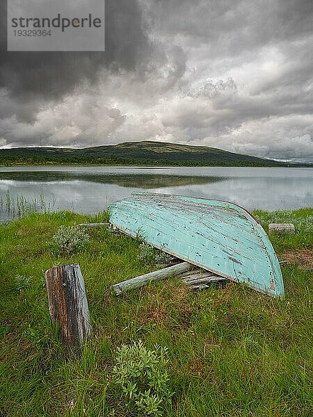 Ruderboot  Holzboot  See  Haustsjøen  Alvdal  Innlandet  Norwegen  Europa