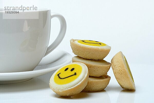 Gebäck mit Smiley-Gesicht und Kaffeetasse  Symbol