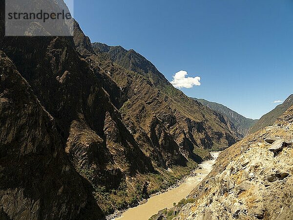 Tigersprungschlucht  Berge tiefe Schlucht mit Fluss  Yunnan  China  Asien