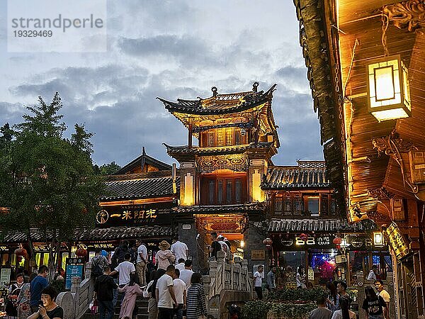 Alte beleuchtete chinesische Holzhäuser  viele Menschen in den Gassen  historischen Altstadt von Lijiang  Yunnan  China  Asien
