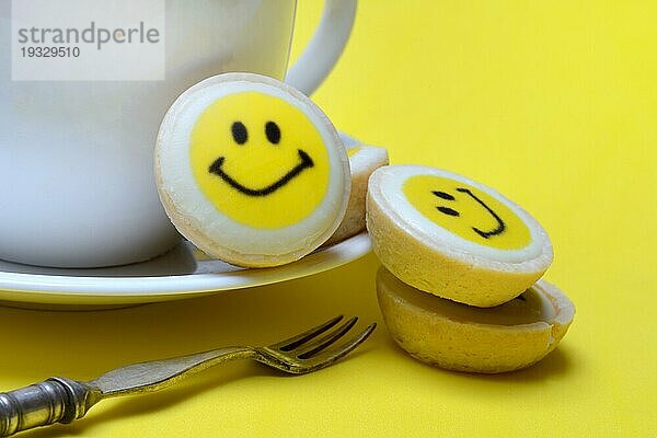 Gebäck mit Smiley-Gesicht und Kaffeetasse  Symbol