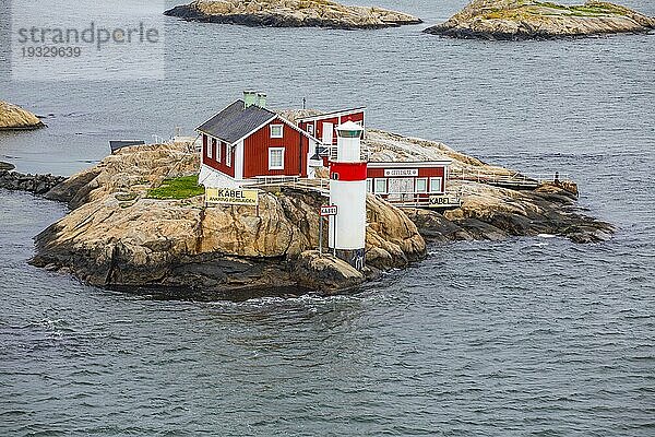 Typische winzige Schäreninsel mit Leuchtturm und Leuchtturmwärterhaus  beim Auslaufen aus Göteburg