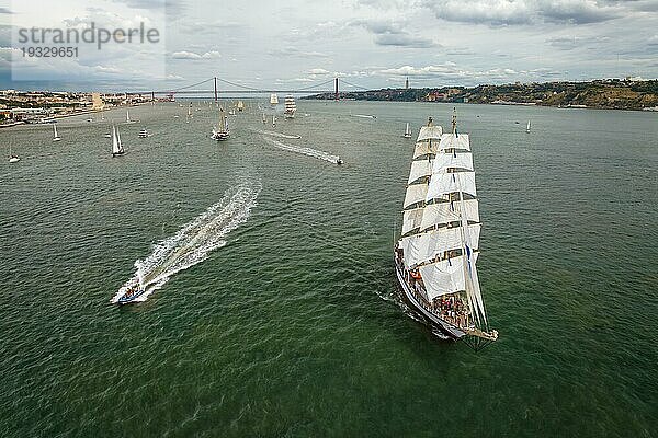 Luftaufnahme einer Drohne von großen Schiffen mit Segeln  die im Fluss Tejo in Richtung Atlantik in Lissabon  Portugal  fahren  Europa