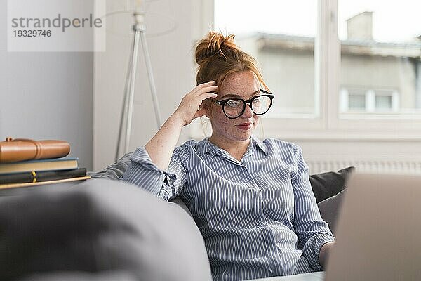 Lehrerin hält Onlinekurs auf der Couch ab