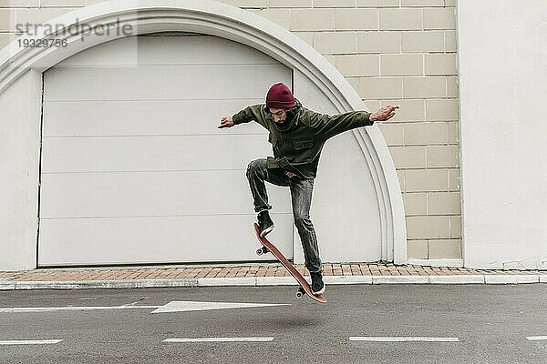 Mann im Freien mit Skateboard Stadt