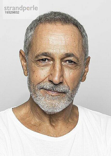 Nahaufnahme älterer Mann mit grauem Haar