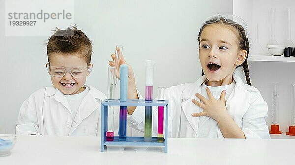 Junge Kinderforscher haben Spaß an Experimenten im Labor