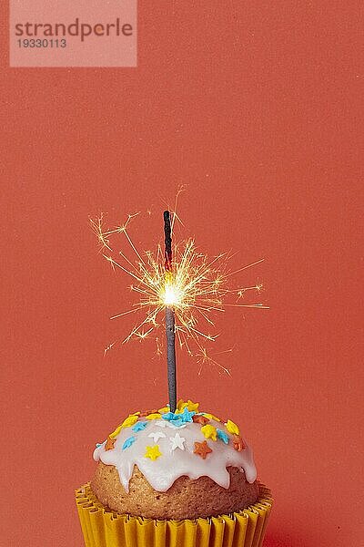 Vorderansicht süßer Geburtstags Cupcake
