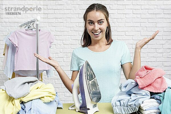 Vorderansicht Frau bereit Bügeln Kleidung