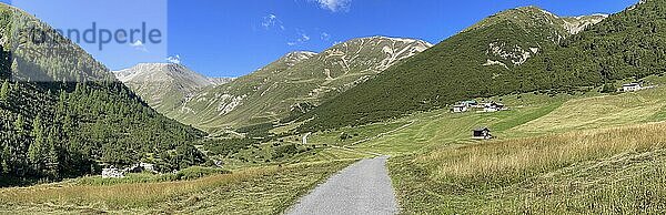 Aufstieg zum Pass Chaschauna  Fahrweg  Livigno  Italien  Europa