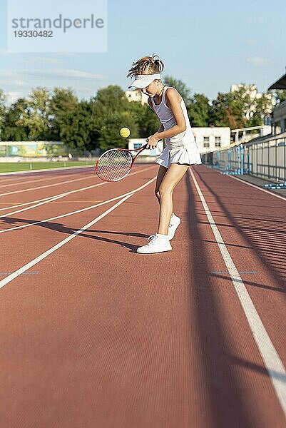 Long shot Mädchen spielt Tennis