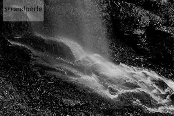 Der Giessbach Wasserfall an der Bergseite in Langzeitbelichtung in Brienz  Berner Oberland  Kanton Bern  Schweiz  Europa