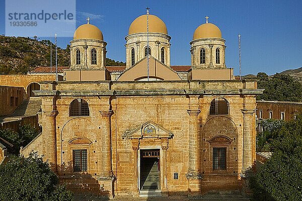 Agia Triada  Orthodoxes Kloster  Fassade Hauptkicrhe  drei Türme  Halbinsel Akrotiri  Wetskreta  Proviz Chania  Kreta  Griechenland  Europa