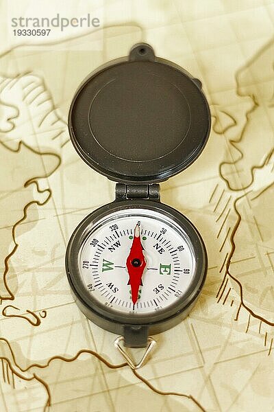 Karte in der Draufsicht mit Kompass oben