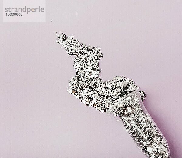 Close up Glas Champagner mit Silber Glitter Kopie Raum violetten Hintergrund gefüllt