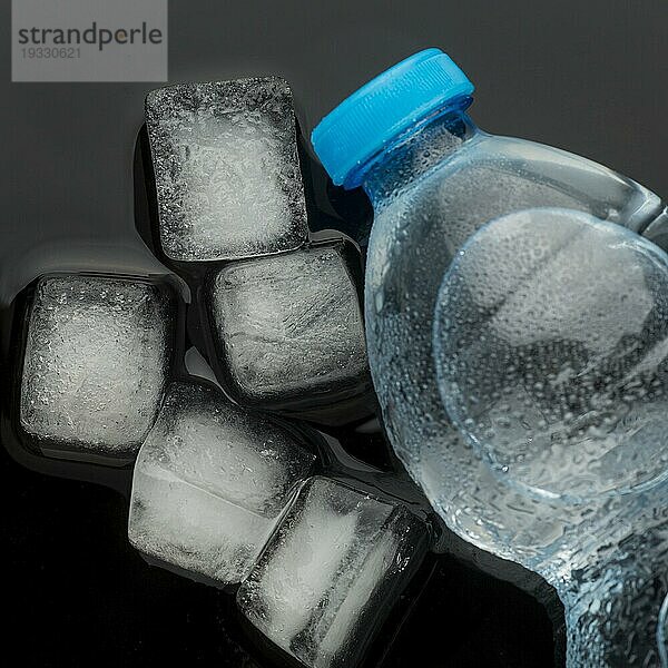 Eiswürfel Flasche Wasser Draufsicht