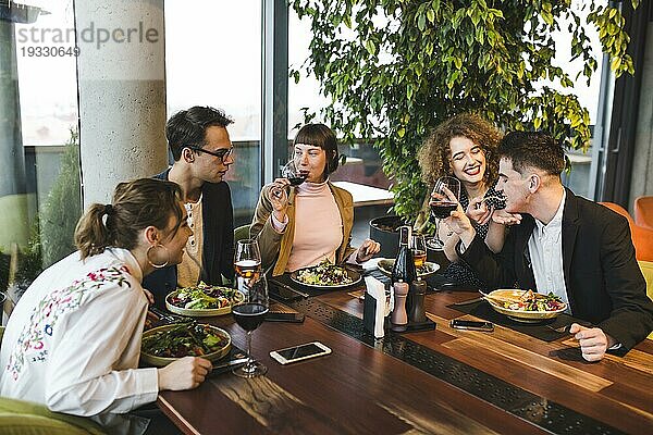 Gruppe von Freunden beim Essen im Restaurant