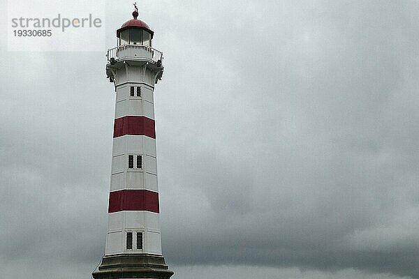 Leuchtturm gegen dunklen  bedeckten Himmel