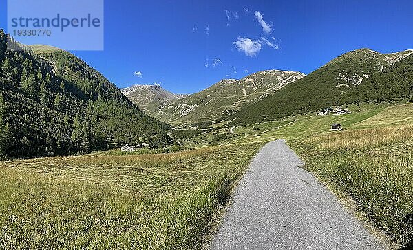 Aufstieg zum Pass Chaschauna  Fahrweg  Livigno  Italien  Europa