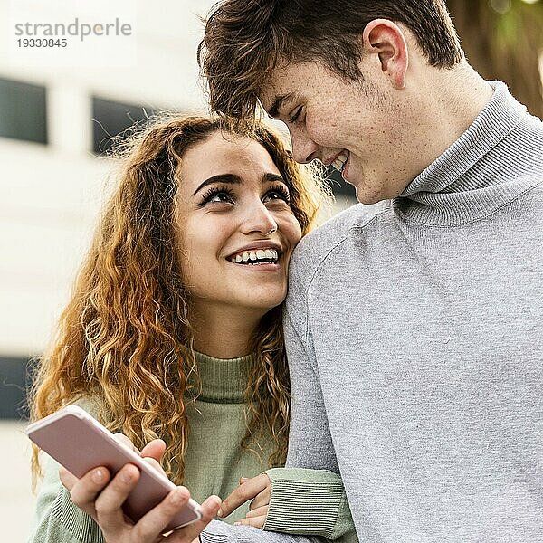 Nahaufnahme Smiley Paar mit Smartphone