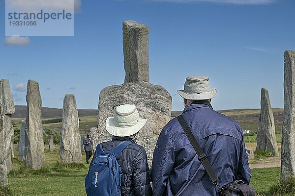 Touristen  Steinformation der Megalithkultur  Anlage von Callanish 1  bei Breasclete  Isle of Lewis  Äußere Hebriden  Schottland  Großbritannien  Europa