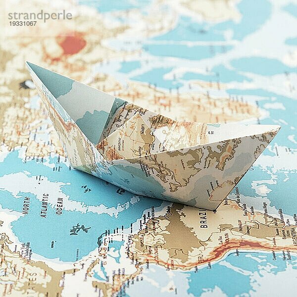 Reisekonzept mit Papierboot