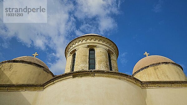 Hauptkirche  Superweitwinkel  frontal von unten  Kuppeln  blauer Himmel  weiße Wolken  Panagias  Odigitrias  Gonias  Orthodoxes Kloster  Kreta  Griechenland  Europa