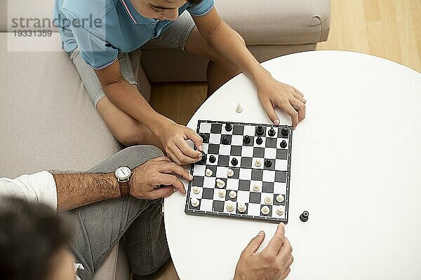Hoher Winkel Vater Kind spielt Schach