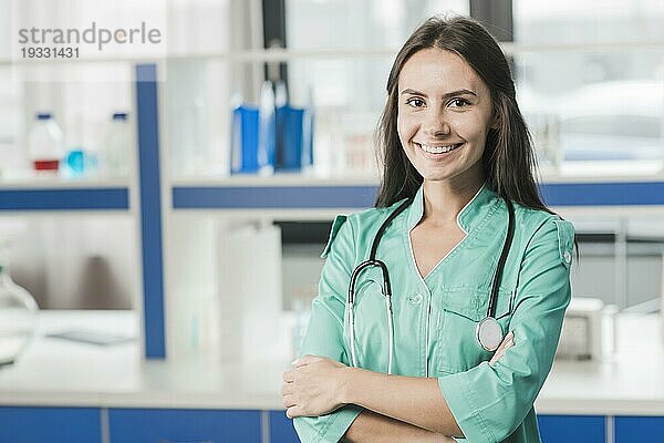 Lächelnde junge Frau Sanitäterin