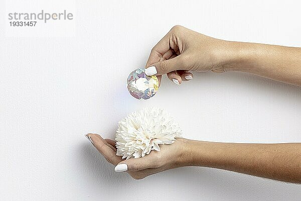 Vorderansicht handgehaltene Blume mit Diamant