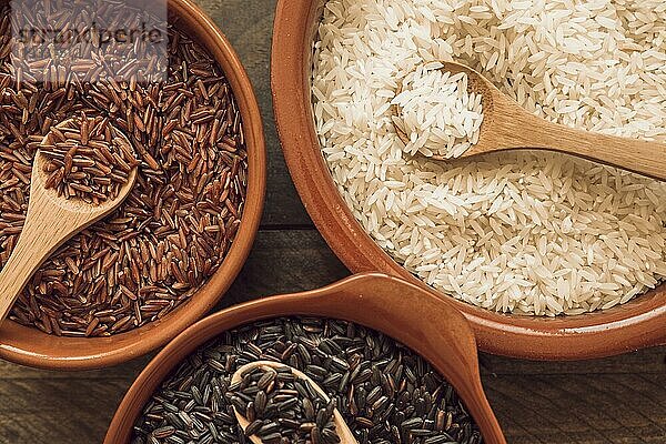 Draufsicht auf Bio Reiskörner mit Holzlöffel