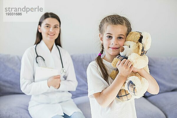 Krankes Mädchen wird von einem Arzt untersucht