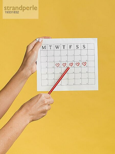 Vorderansicht Menstruationskalender mit Herzen Bleistift