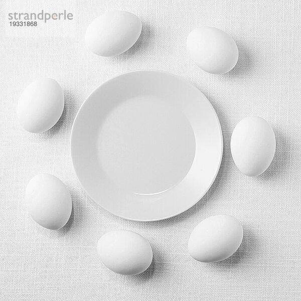 Draufsicht weiße Hühnereier Tisch mit Teller