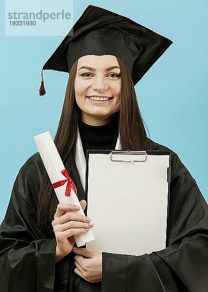 Mädchen hält Klemmbrett Diplom