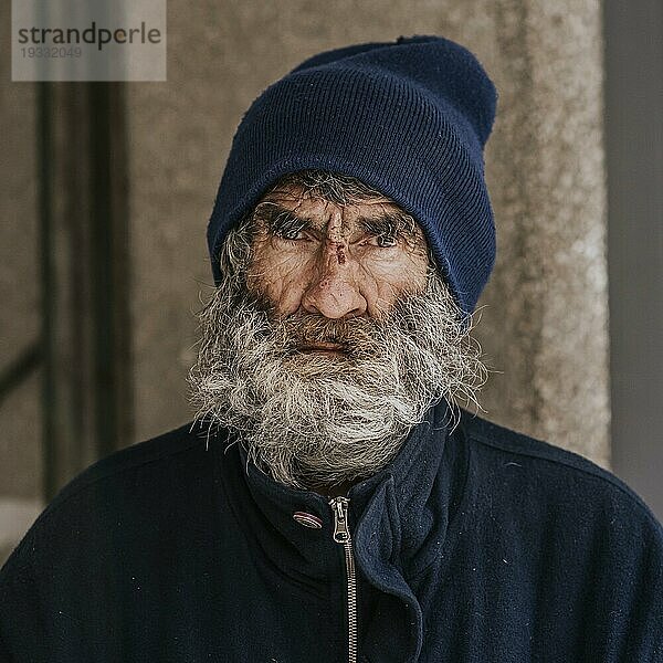 Vorderansicht Obdachloser Mann mit Bart im Freien