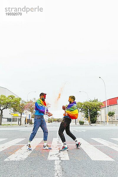 Schwule mit Regenbogenfahne auf der Straße