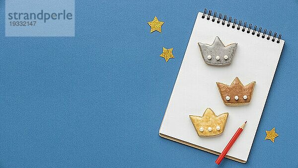 Draufsicht Notizbuch mit drei Kronen Sterne Dreikönigstag