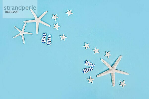 Einfaches Sommerbanner mit weißen Seesternen und Sandalen auf blauem Hintergrund
