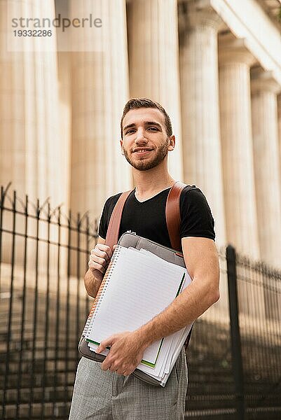 Stehender Universitätsstudent  niedriger Blickwinkel