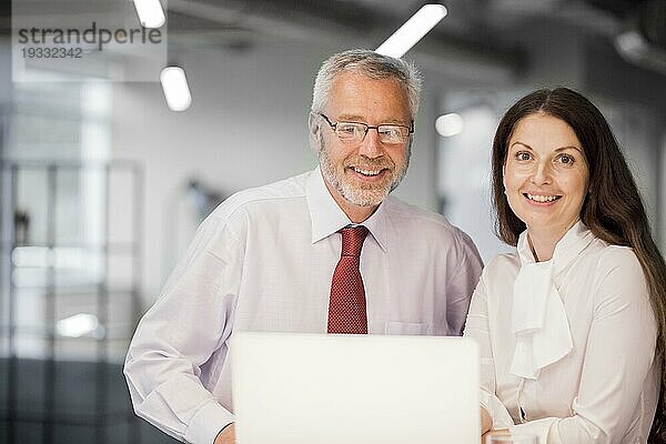 Porträt lächelnd Senior Geschäftsmann Geschäftsfrau mit Laptop Büro