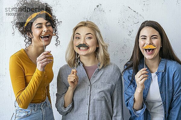 Portrait fröhlich lachende Frauen mit Schnurrbärten