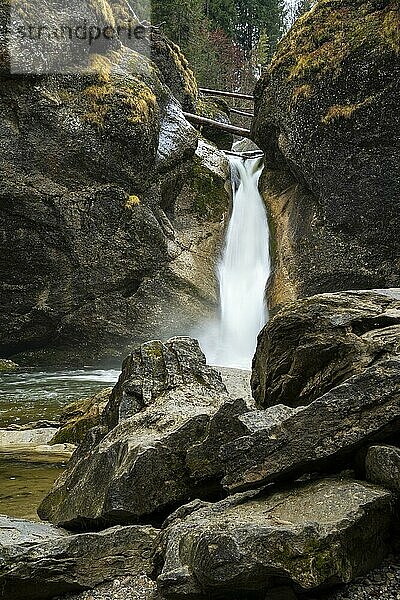Der untere Teil der Buchenegger Wasserfälle  umgeben von Felsen. Herbst. Oberstaufen  Oberallgäu  Bayern  Deutschland  Europa