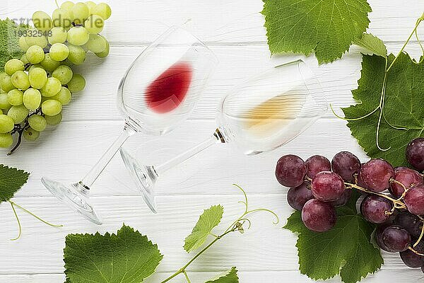 Rote weiße leere Gläser Wein