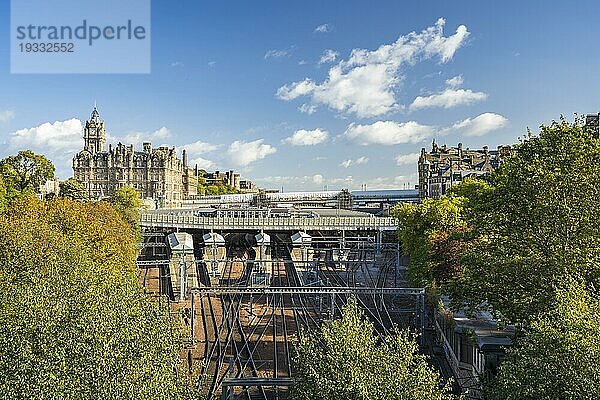 Princes Street Gardens  Waverley Station  Edinburgh  Schottland  Großbritannien  Europa